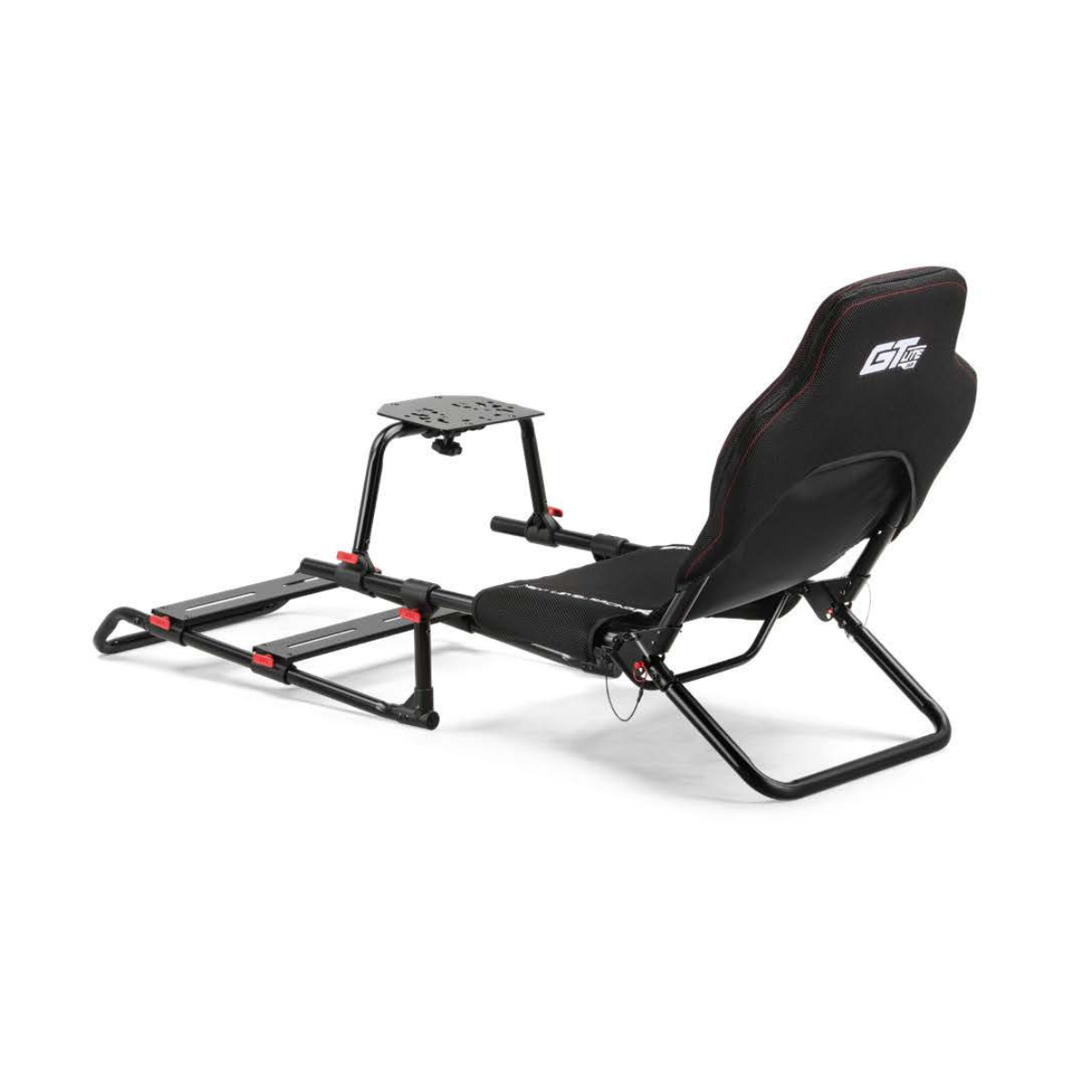 Un asiento de carreras negro con reposacabezas cosido en rojo, una mesa pequeña y un marco negro.