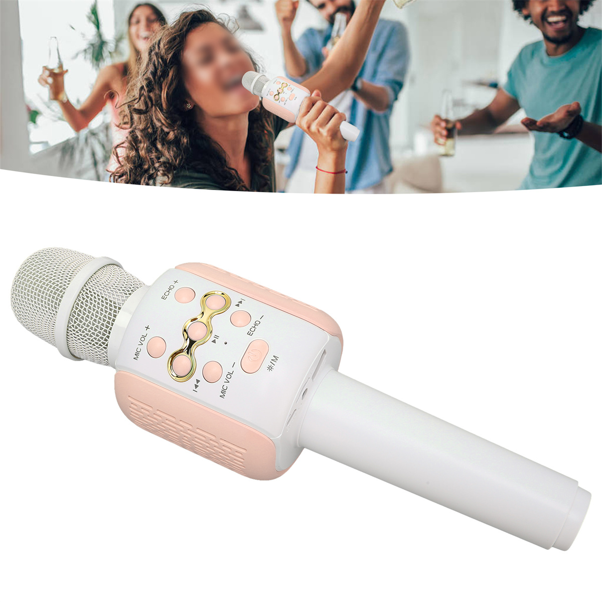 Ein weiß-rosa Karaoke-Mikrofon mit Steuertasten, gehalten von einer Sängerin.