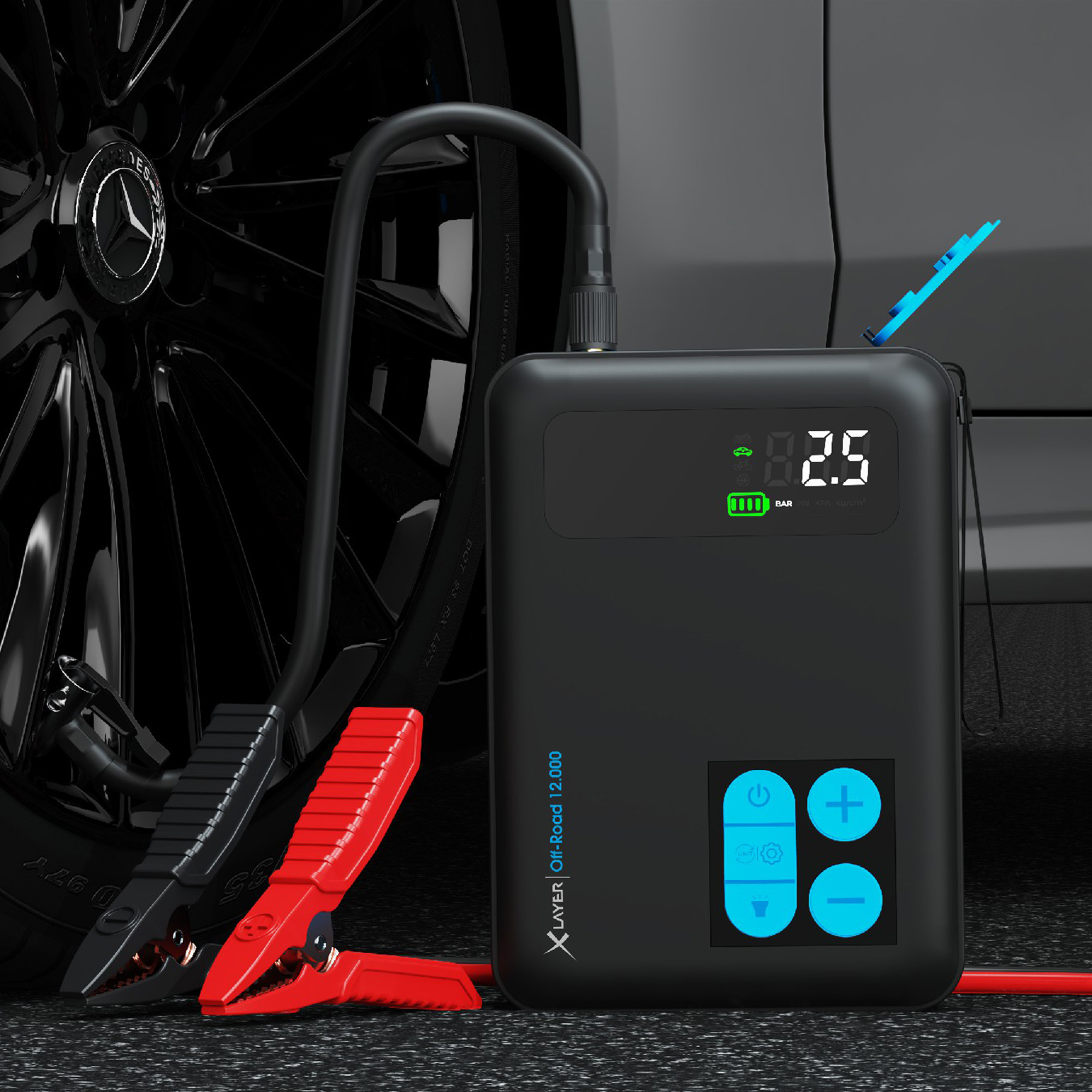 Schwarzer Starthilfe für Autos mit Kabeln, die an einen Autoreifen angeschlossen sind. Anzeige: 2,5 bar.
