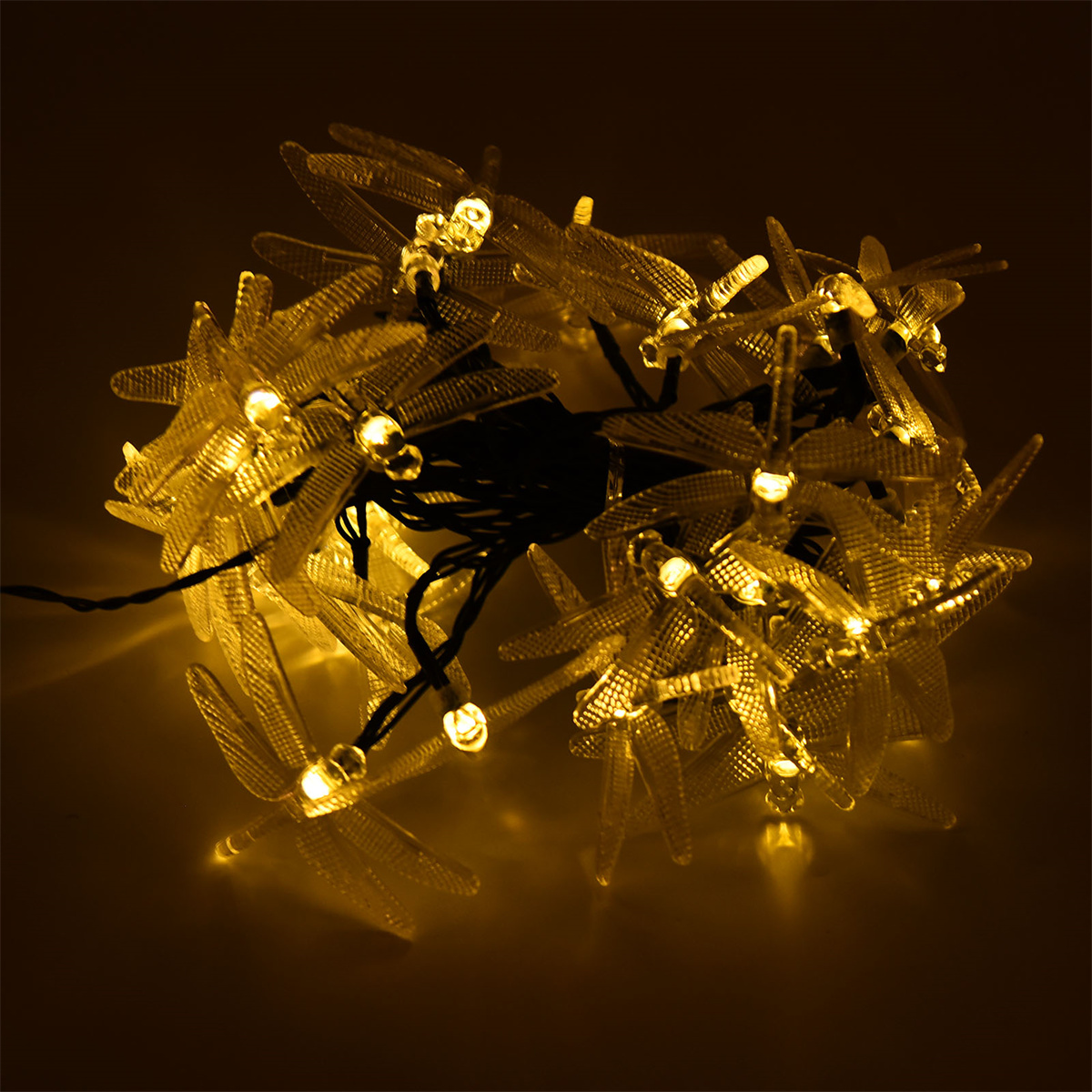 Lichterkette mit Libellen-Ornamenten, gelb beleuchtet.