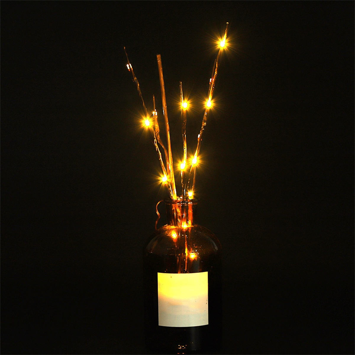 Dekorative Lichter in einer Glasvase auf dunklem Hintergrund, die ein warmes Leuchten aussenden.