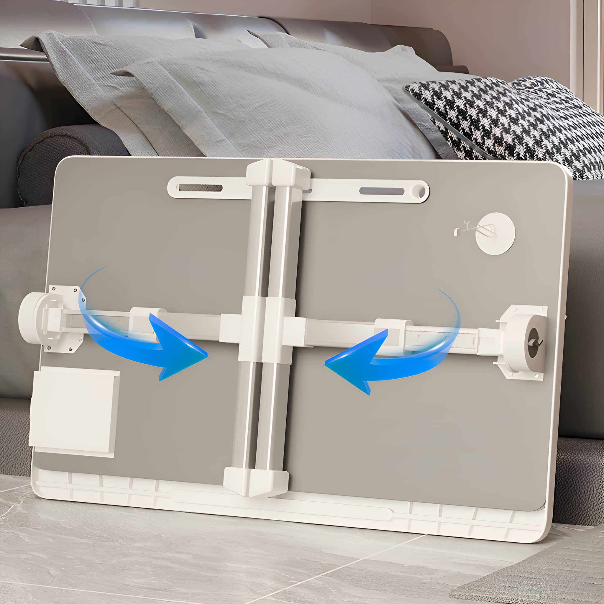 Ein grauer Laptop-Tisch mit blauen Pfeilen und ein Sofa mit Kissen.