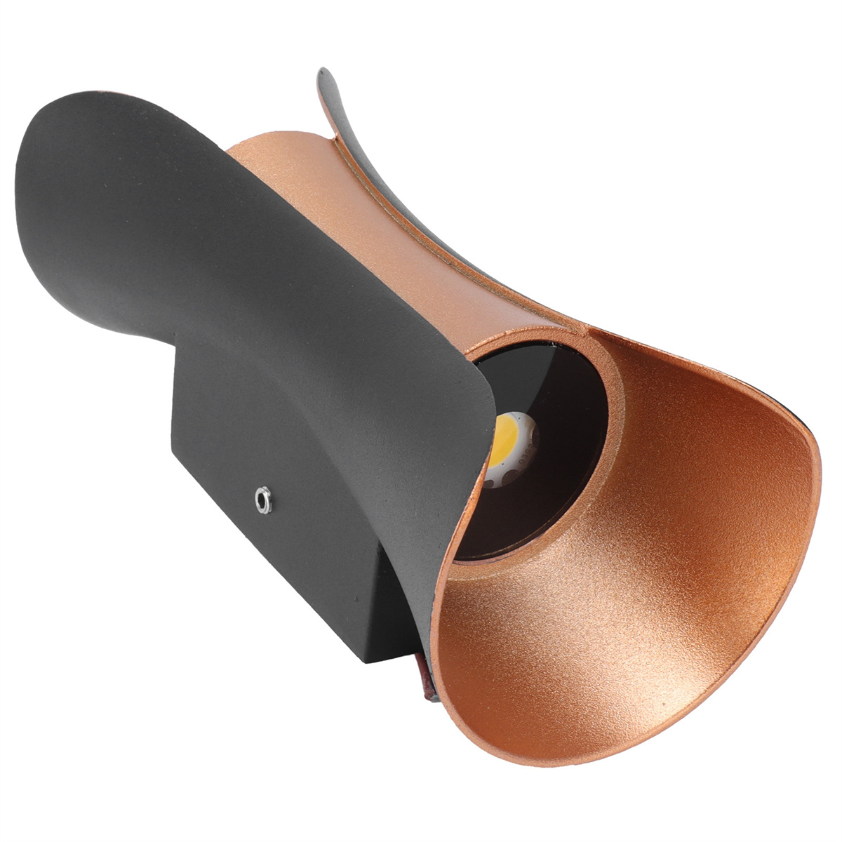 Außenwandleuchte. Schwarze Basis mit Bronzeakzenten und hellem Licht.