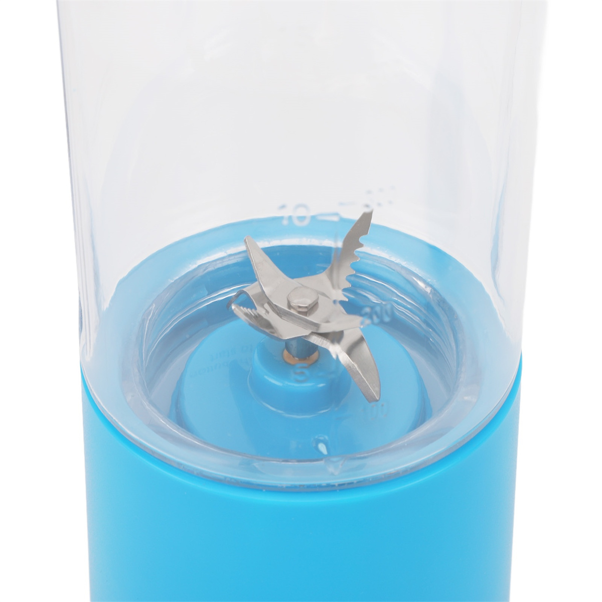 Ein blauer und klarer Mixerbecher mit Klingen ist auf weißem Hintergrund isoliert.