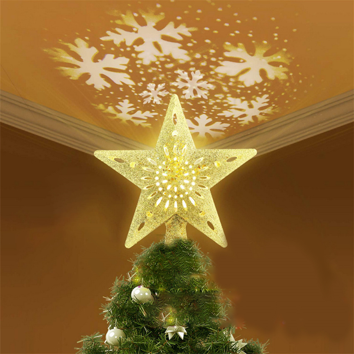 Ein sternförmiger Weihnachtsbaumaufsatz mit beleuchtetem Design. Schneeflockenmuster wird an die Decke projiziert.