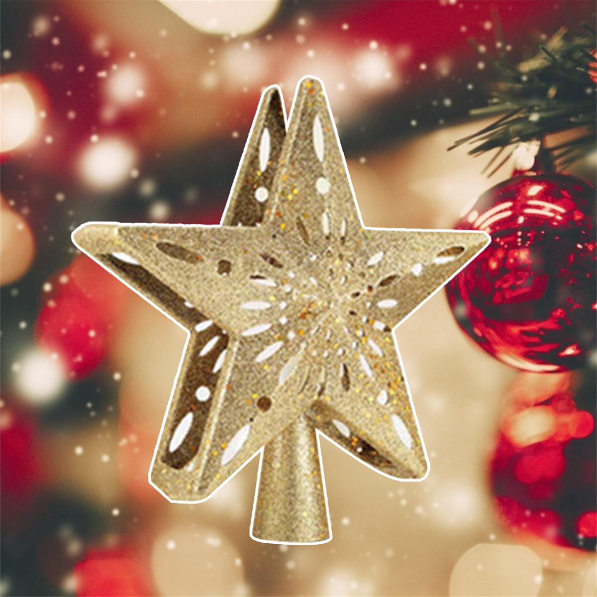 Goldener Stern-Weihnachtsbaumschmuck mit weißen Rändern und einer roten Weihnachtskugel.