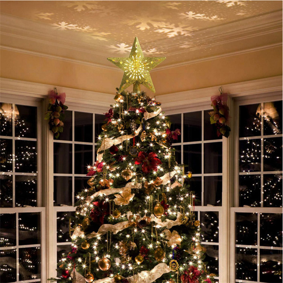 Weihnachtsbaum mit Sternspitze, Lichtern und Ornamenten. Er steht in einem Raum mit Fenstern und Dekorationen.