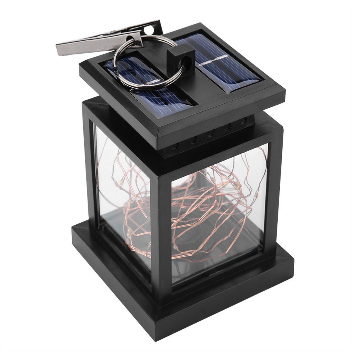 Eine schwarze Solarlaterne mit einem Glaskörper und Lichterketten im Inneren. Sie hängt an einem Metallhaken.