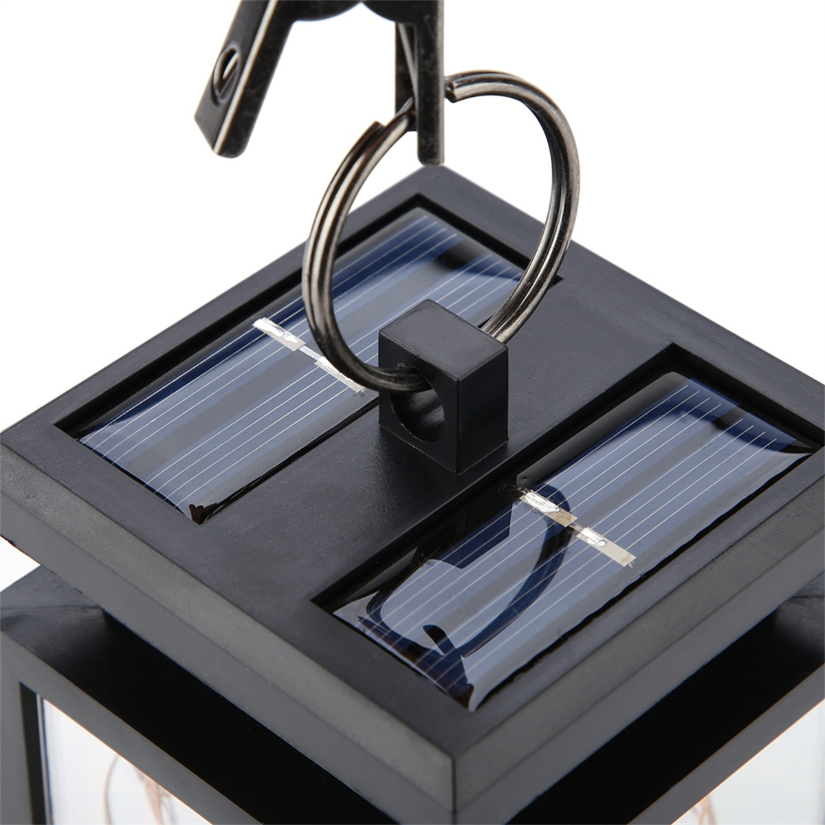 Schwarze Solar-Laterne mit Solarpanelen. Silberner Ring zum Aufhängen. Quadratische Form.