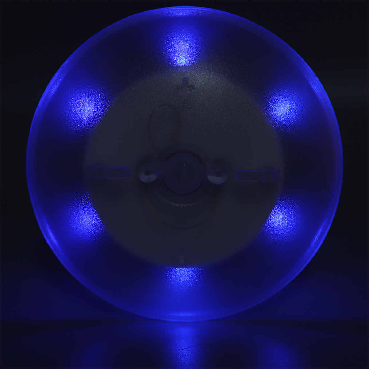 Eine blau leuchtende Lichtscheibe mit 6 blauen Lichtern darum. Der Hintergrund ist dunkel.