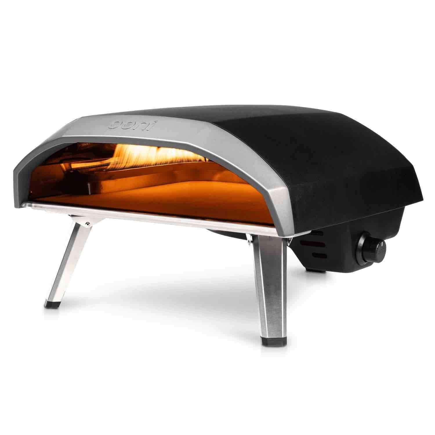 Forno per pizza nero e argento, vista angolata. La porta del forno è aperta, mostrando l'interno.