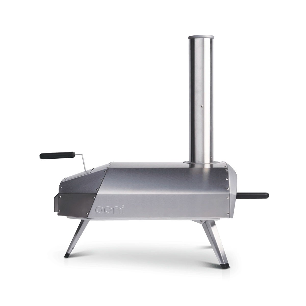 Forno per pizza Ooni argentato con camino alto. Maniglia e supporti per le gambe neri. Sfondo bianco.