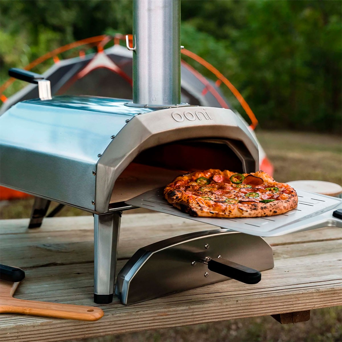 Forno per pizza Ooni, grigio e argento, interno illuminato, con camino.