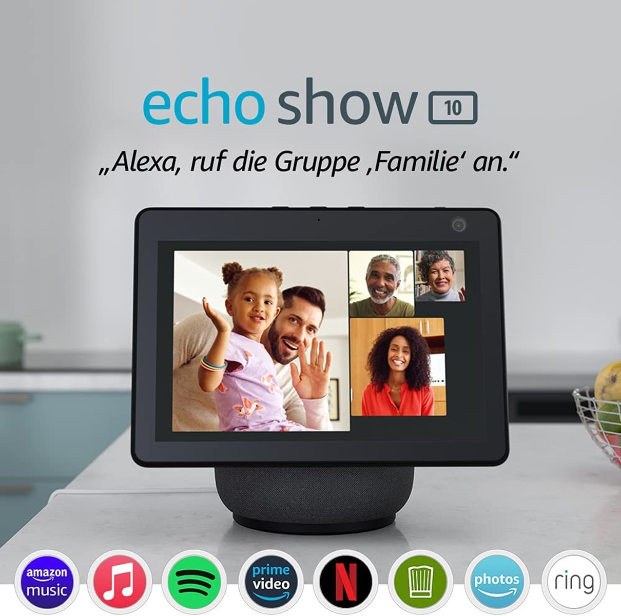 Echo Show 10-Bildschirm, der einen Videoanruf mit einer Familie anzeigt, mit App-Symbolen darunter.