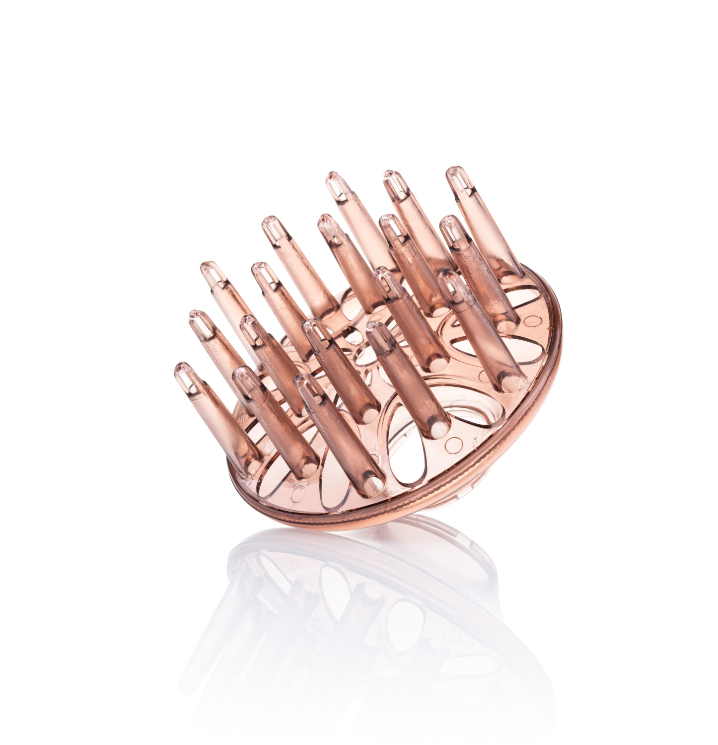 Un accessorio diffusore rosa per un asciugacapelli, con sfondo bianco.