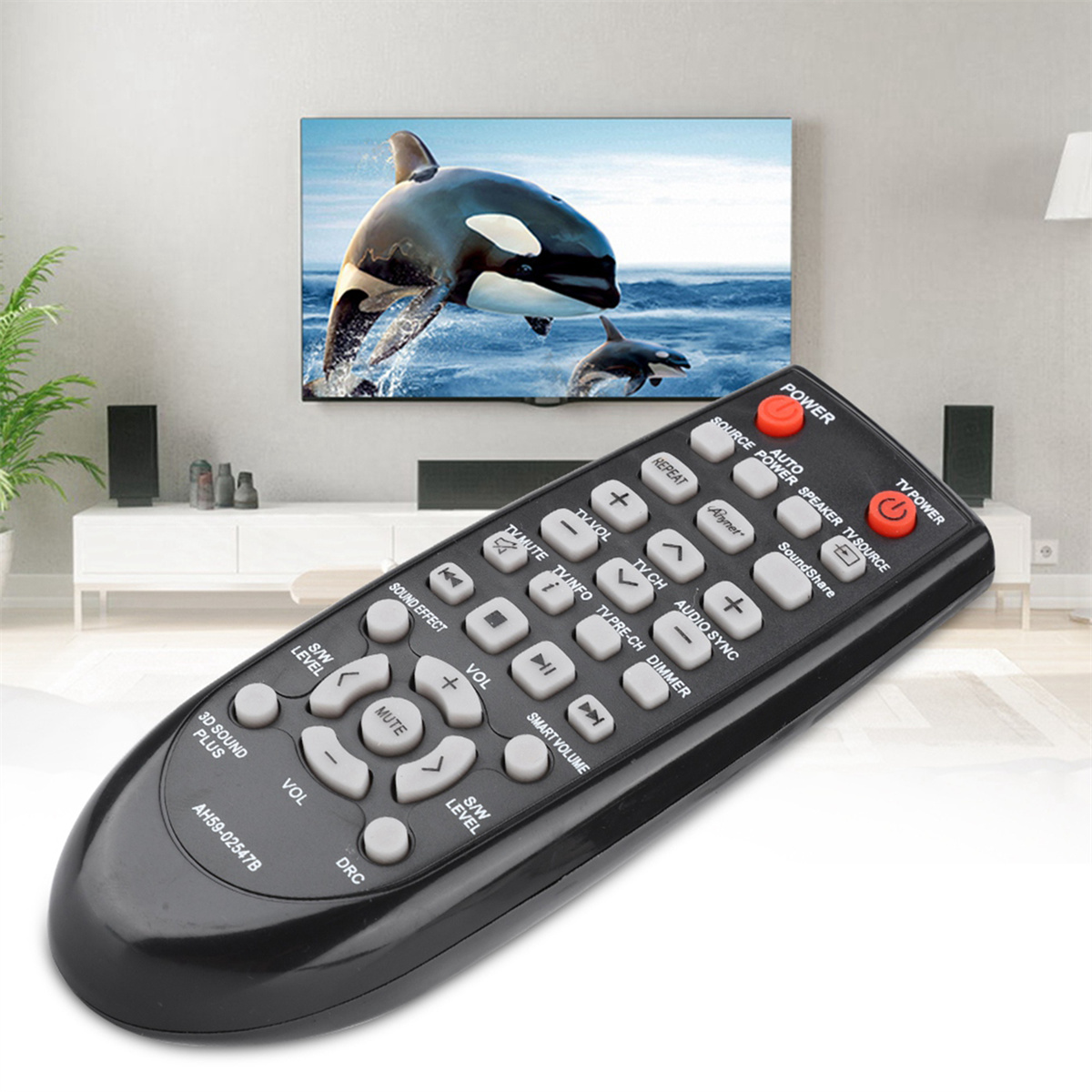 Eine schwarze TV-Fernbedienung mit Knöpfen vor einem Fernseher mit Walen.