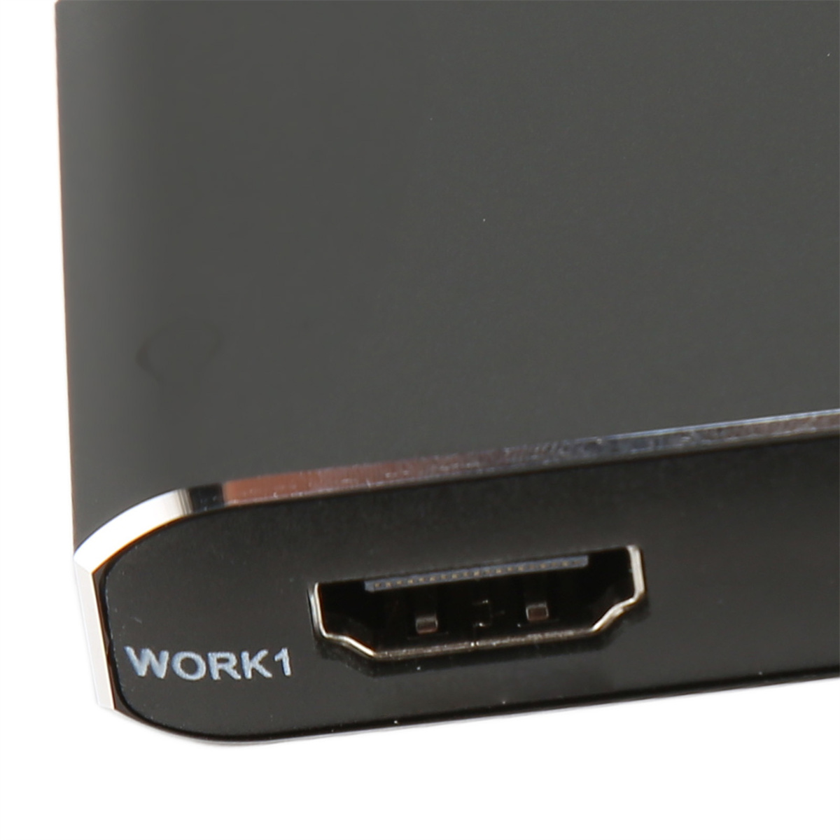 Schwarzes Gerät mit HDMI-Anschluss. Aufschrift 'WORK1'.