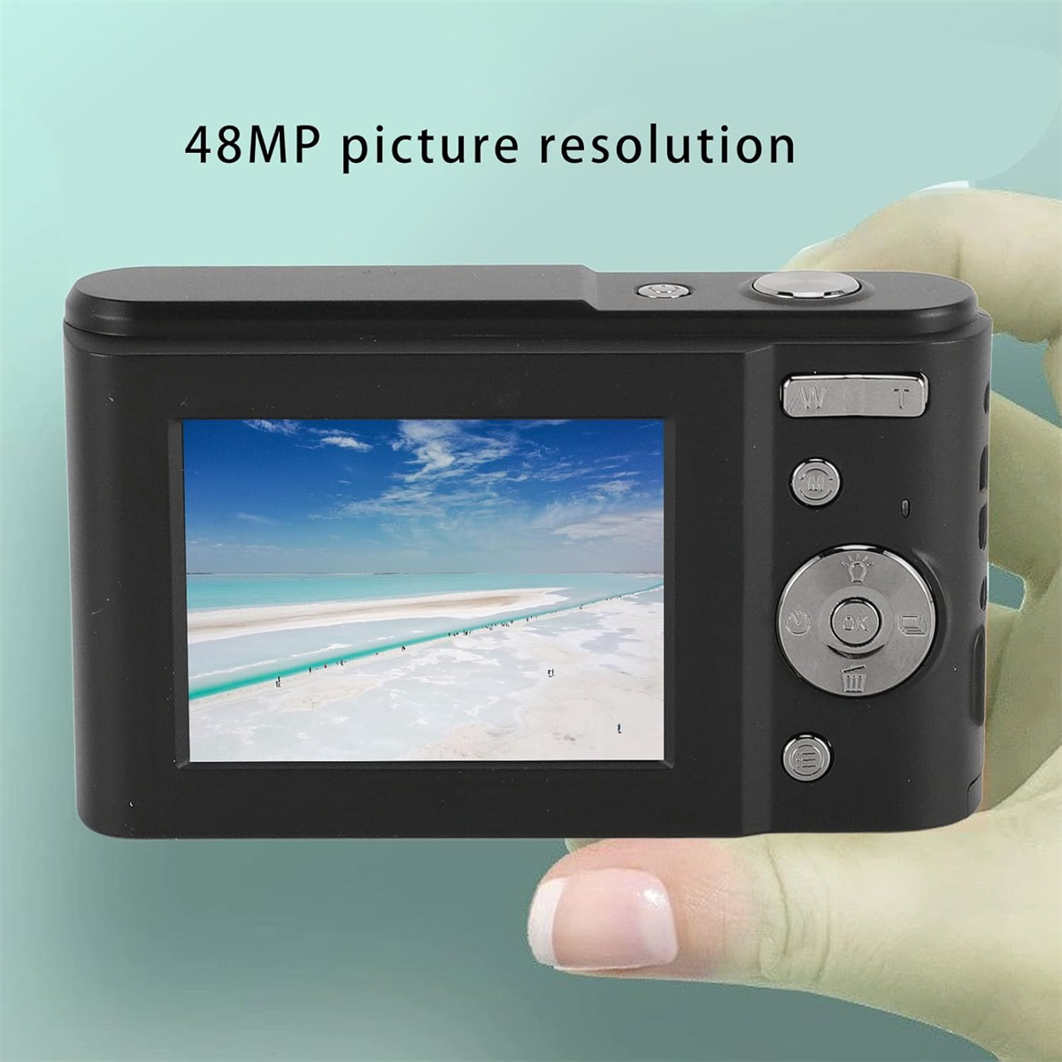 Eine schwarze Digitalkamera, die eine Strandszene auf ihrem Bildschirm zeigt, gehalten von einer Hand.