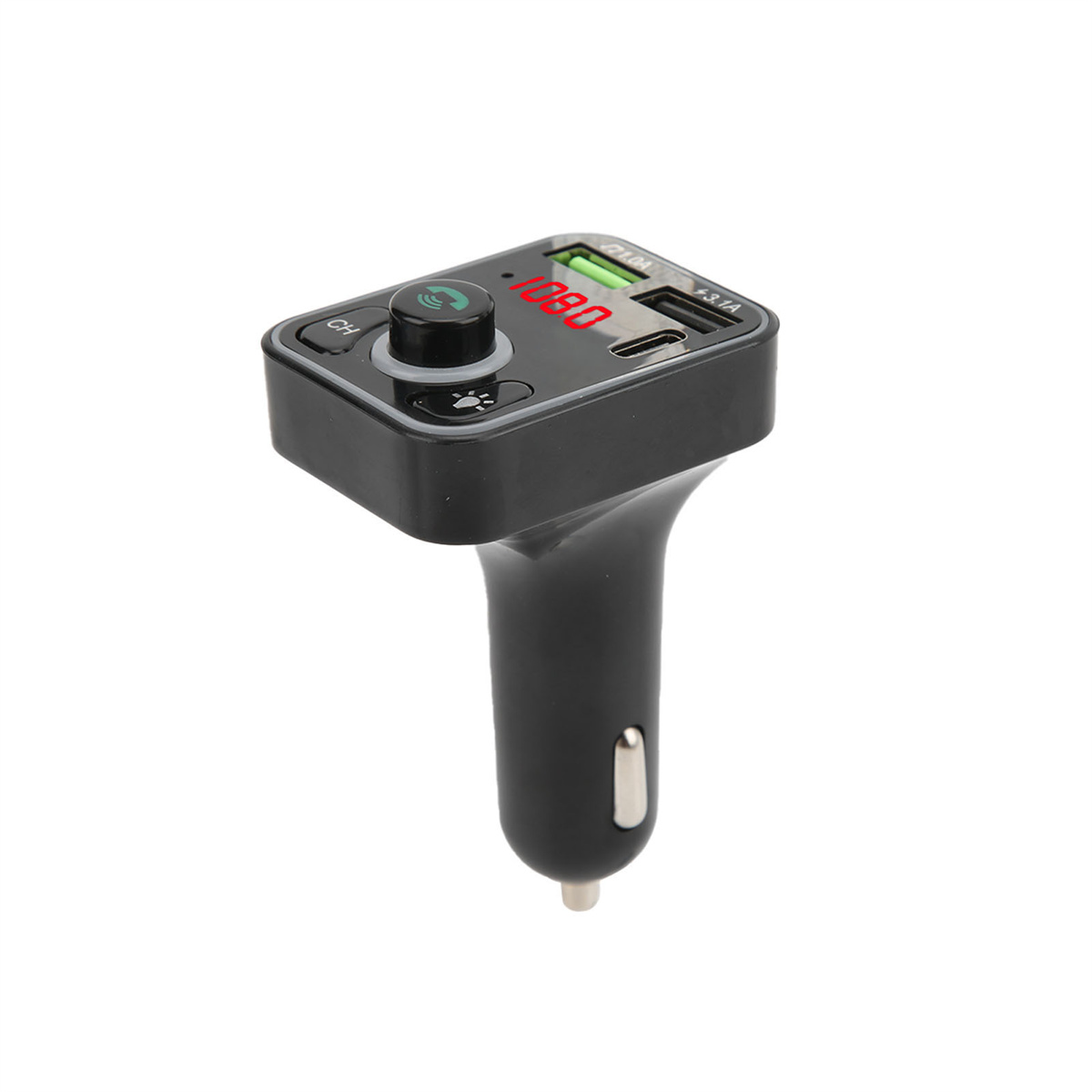 Schwarzes Autoladegerät mit Display. Es hat USB-Anschlüsse und einen USB-C-Anschluss. Es ist auf weißem Hintergrund.