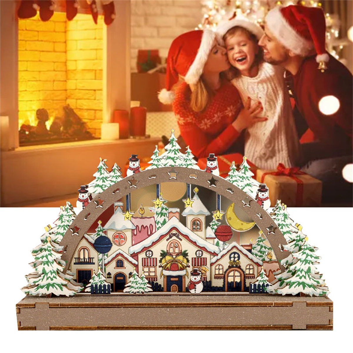 Eine Familie mit Weihnachtsmützen küsst sich. Im Hintergrund eine Weihnachtsdorf-Szene.