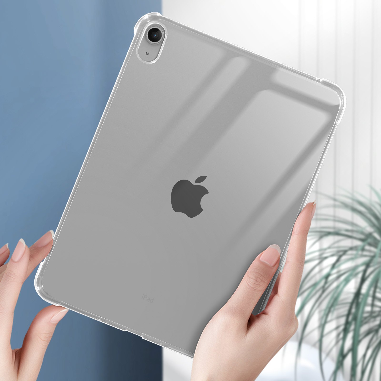 Eine transparente Hülle auf einem silbernen iPad. Eine Person hält das iPad mit beiden Händen.