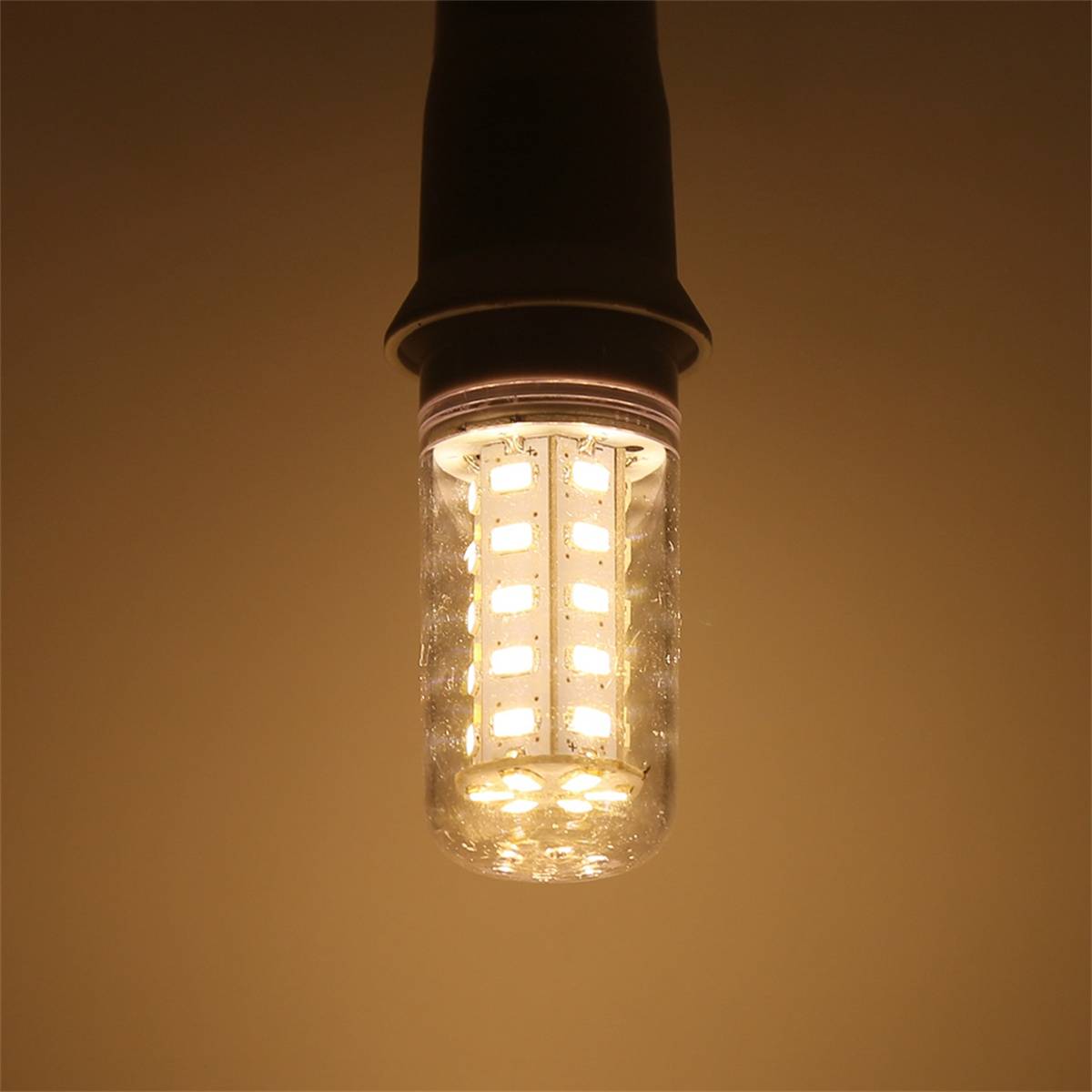 Eine LED-Glühbirne mit Glasgehäuse, die die internen LEDs zeigt.