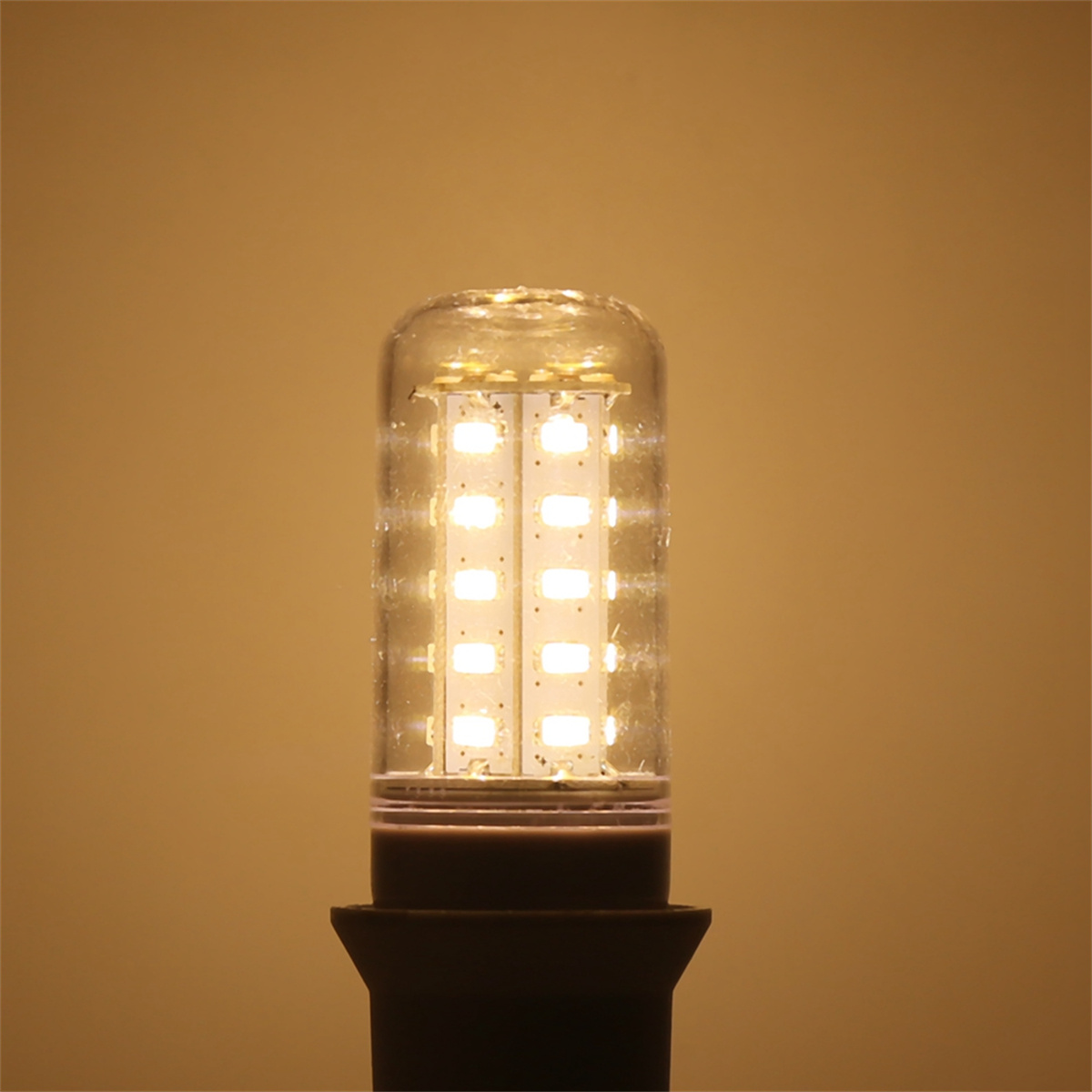 LED-Glühbirne mit klarer Abdeckung und vielen kleinen Lichtern im Inneren.