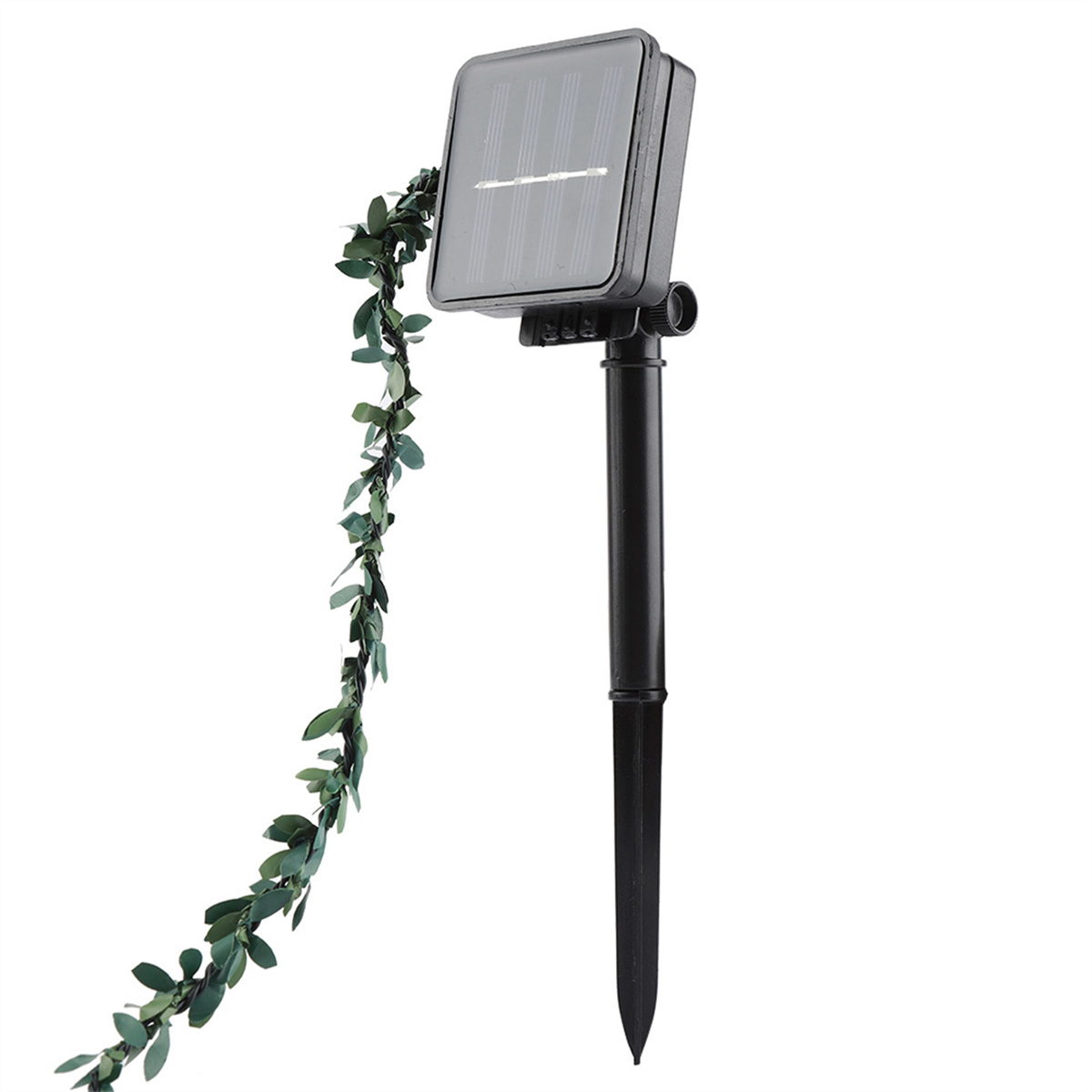 Solarbetriebene Gartenleuchte mit grünen Blättern. Ein schwarzer Pfahl ist auf dem Boden.