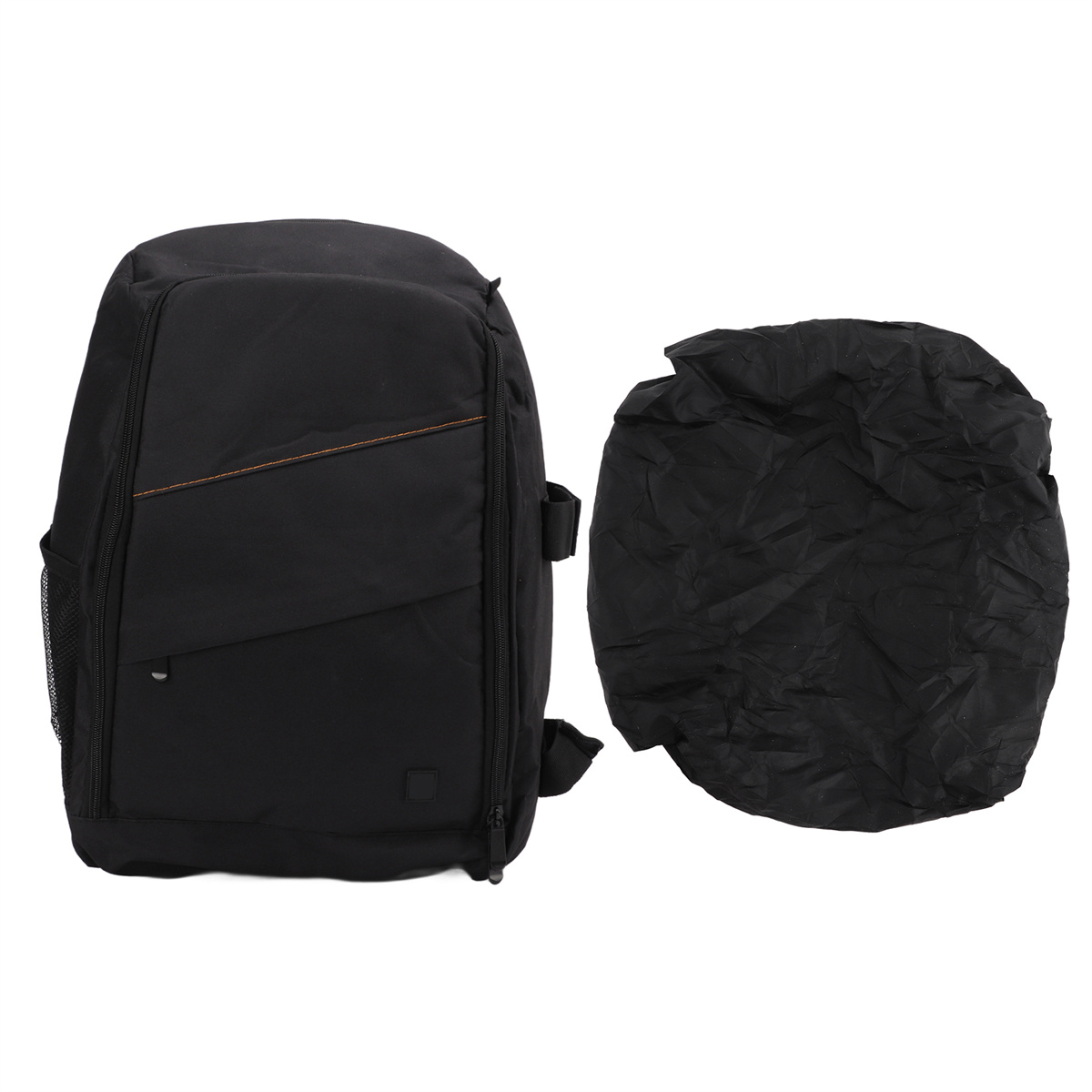 Ein schwarzer Rucksack mit einer schwarzen Abdeckung an der Seite. Die Tasche hat orangefarbene Akzente.