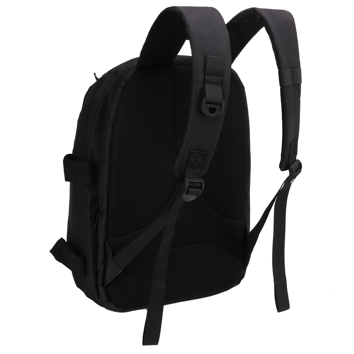 Ein schwarzer Rucksack mit Riemen und mehreren Fächern, von hinten betrachtet.