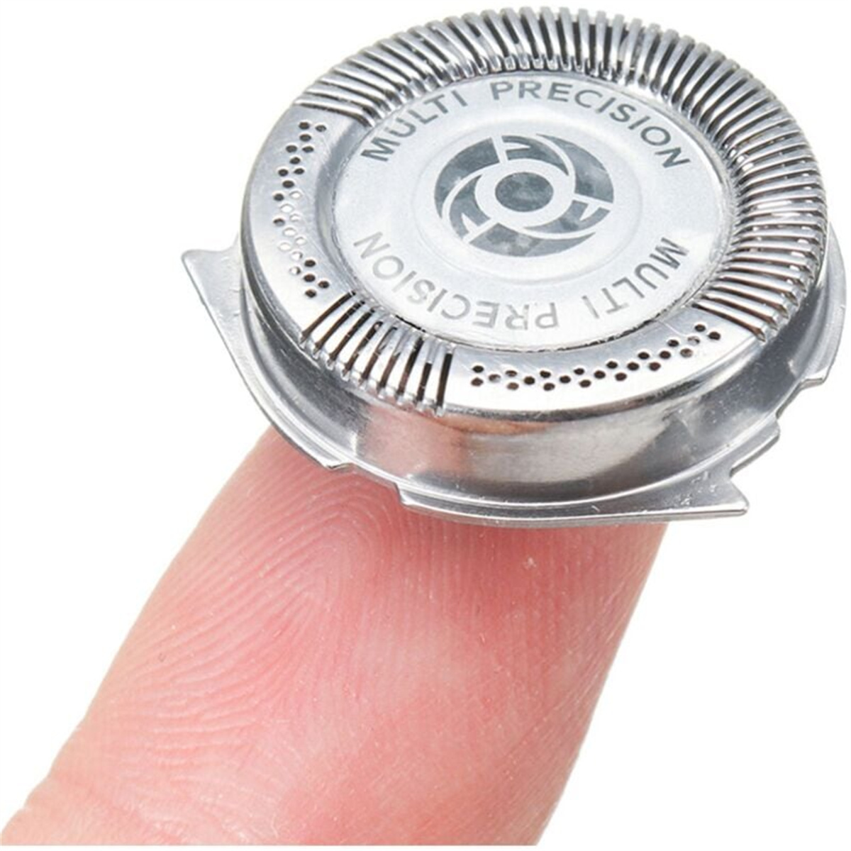 Nahaufnahme eines Rasiererkopfes auf einem Finger, mit metallischer Oberfläche und dem Schriftzug "Multi Precision".