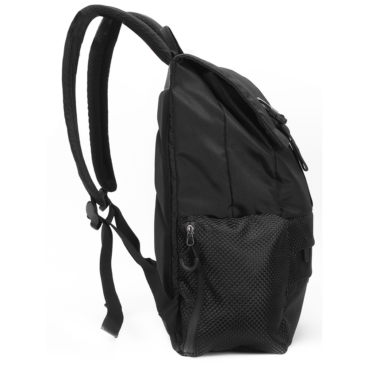 Ein schwarzer Rucksack mit einer Netztasche und einem Reißverschluss vor weißem Hintergrund.