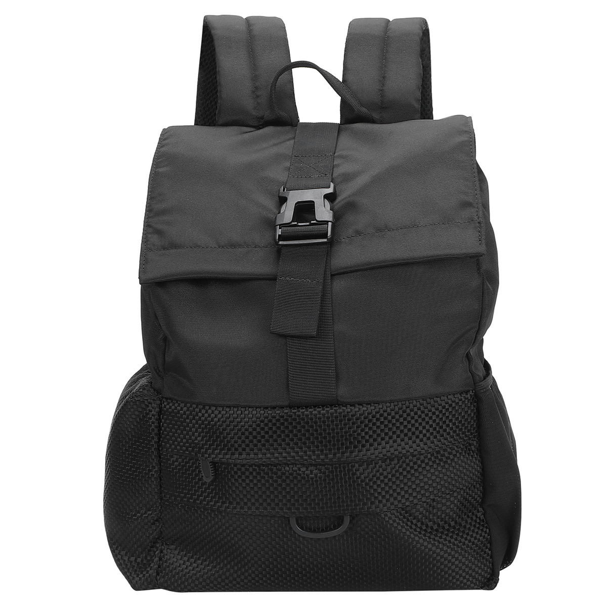 Ein schwarzer Rucksack mit Netztasche, Schnalle und Schultergurten. Er ist aus Stoff gefertigt.