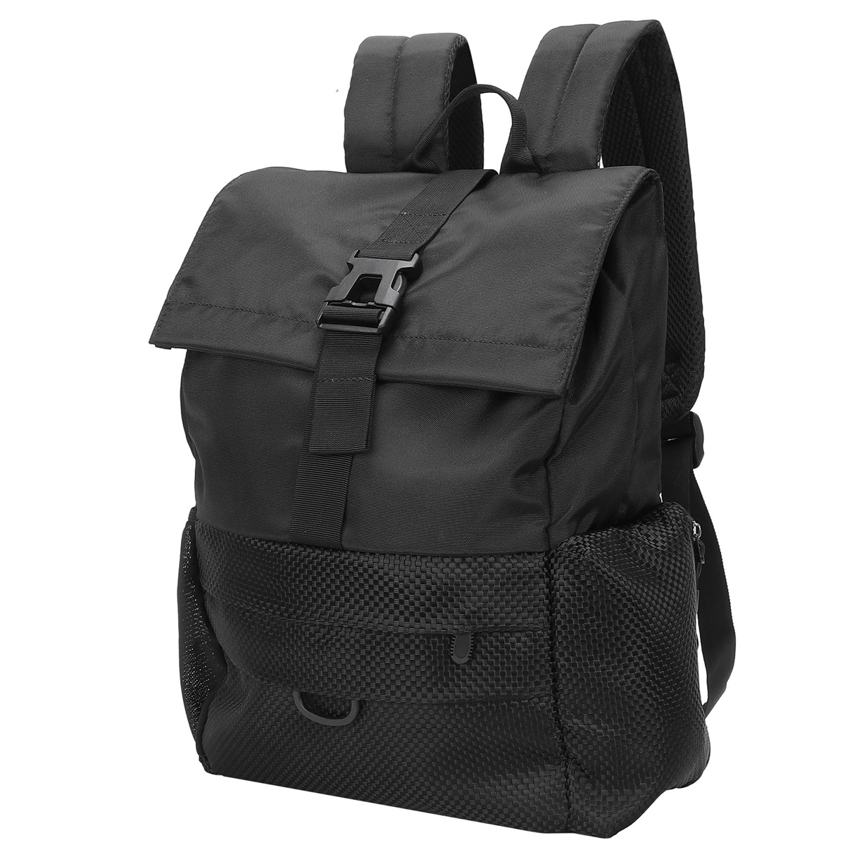 Schwarzer Rucksack mit Klappe, Schnalle und Netzeinsätzen. Er hat zwei Schultergurte.