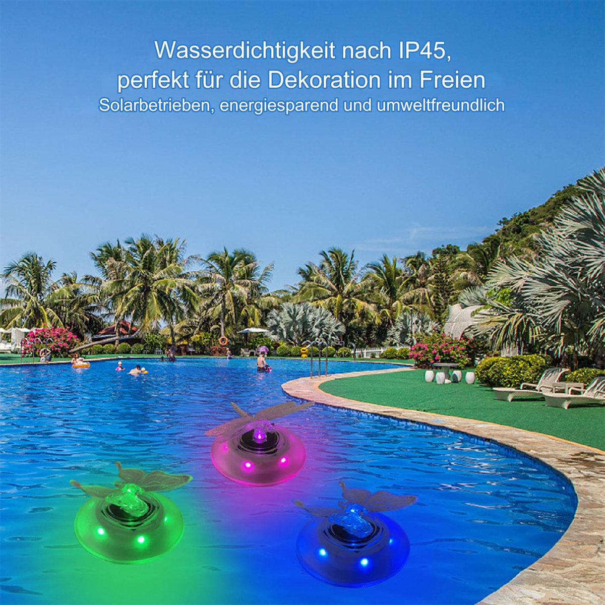 Drei beleuchtete schwimmende Lichter in einem Pool. Palmen sind im Hintergrund unter blauem Himmel.