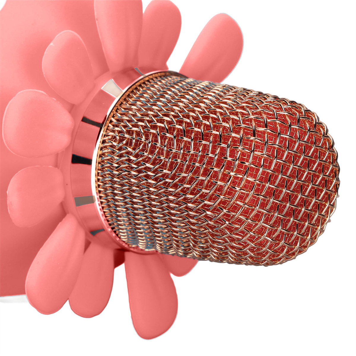 Ein rosa Mikrofon mit einem roségoldenen Mesh-Grill und rosa blütenartigen Akzenten, isoliert auf Weiß.