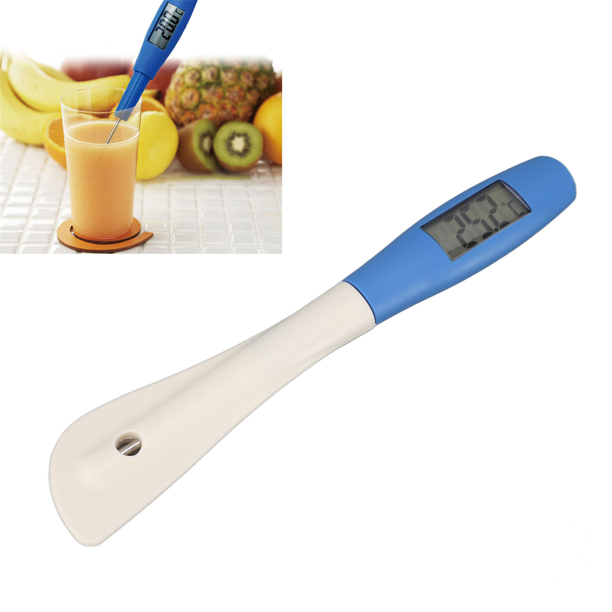 Ein Thermometer misst Saft in einem Glas. Digitales Thermometer in einem Glas Saft, Bananen im Hintergrund.