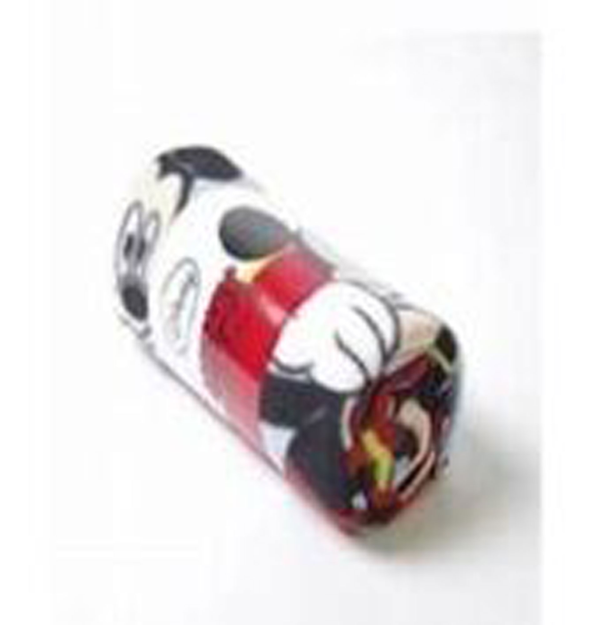 Gerollte Mickey Mouse Decke. Sie ist rot, weiß und schwarz mit verschiedenen Mickey Mouse Bildern.