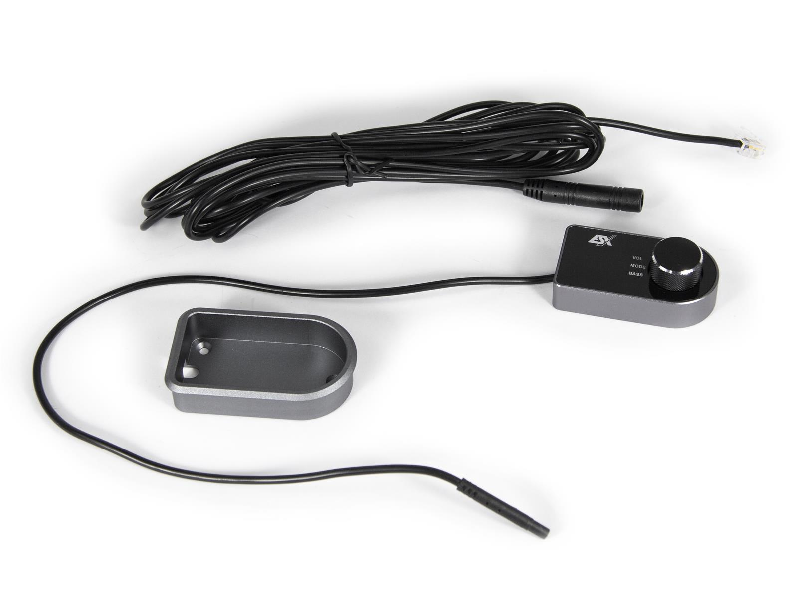 Ein Car-Audio-Bedienfeld mit einem Kabel, das an einer schwarzen Box befestigt ist.