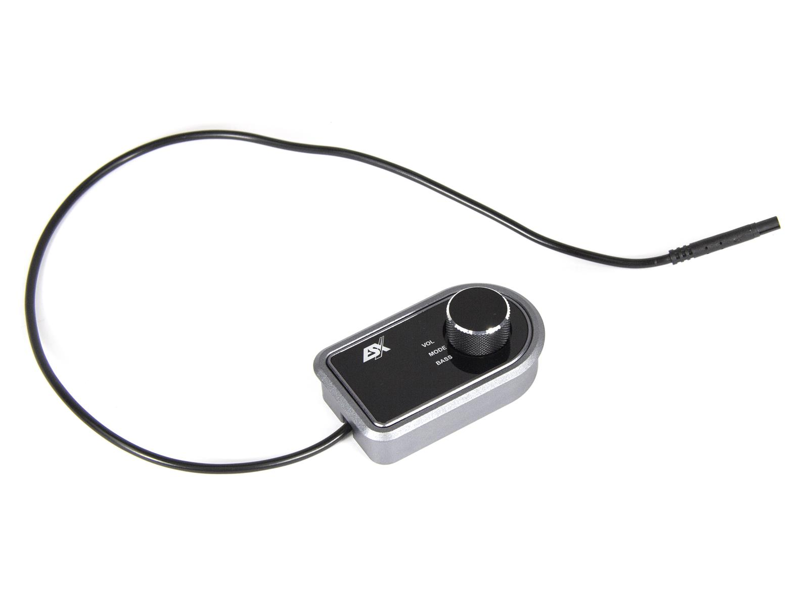 Ein schwarzes und graues Bedienfeld mit einem Drehregler. Es hat ein Kabel. Weißer Hintergrund.
