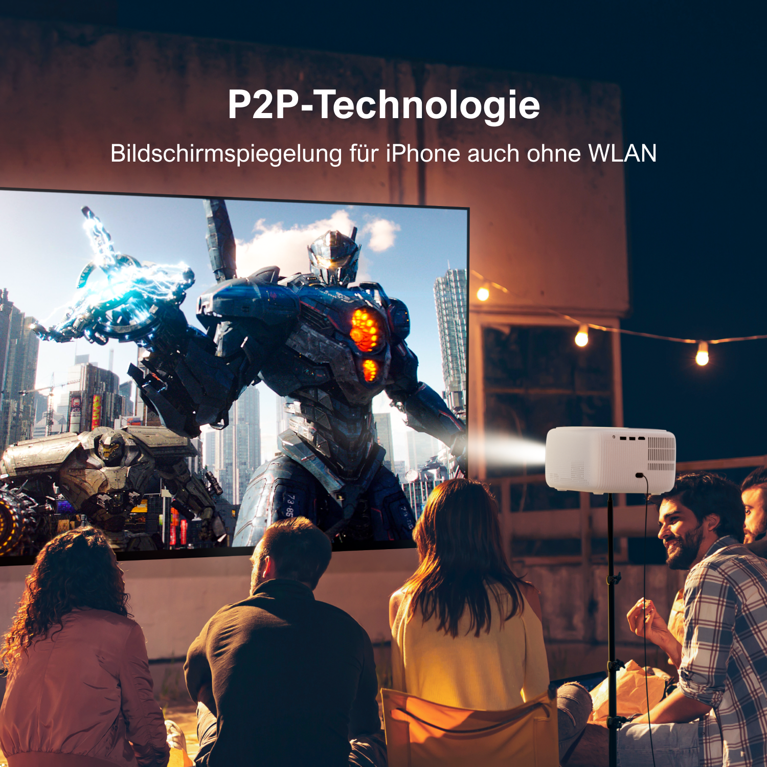 Menschen schauen im Freien bei Nacht einen Film auf einer Leinwand, projiziert von einem Projektor.