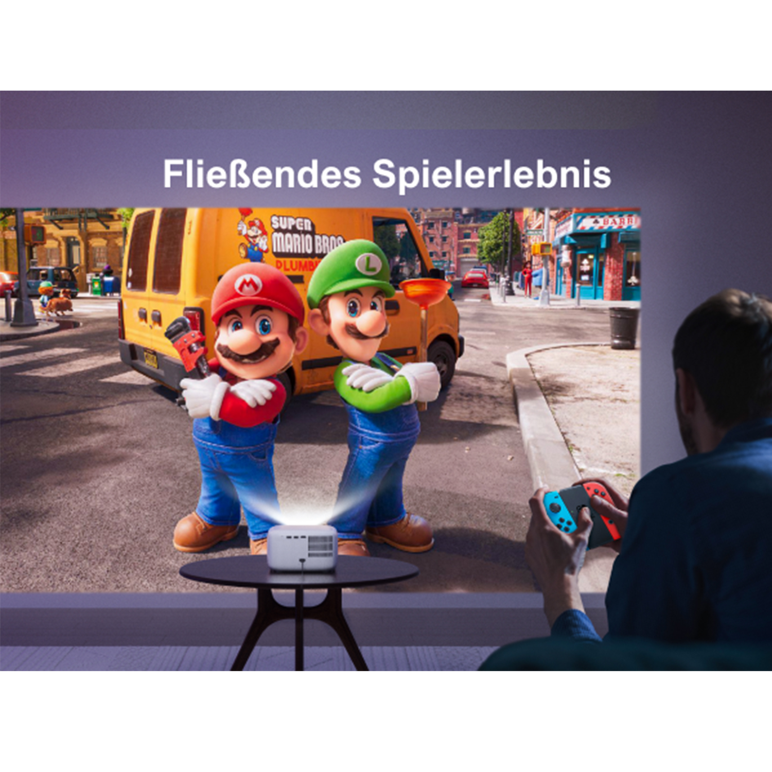 Ein Mann spielt ein Videospiel, das auf eine Leinwand projiziert wird. Mario und Luigi sind auf dem Bildschirm.