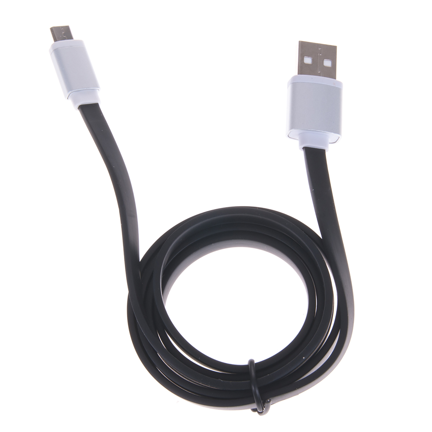 Cavo da USB a Micro USB nero. Connettori bianchi ad entrambe le estremità. Isolato su sfondo bianco.