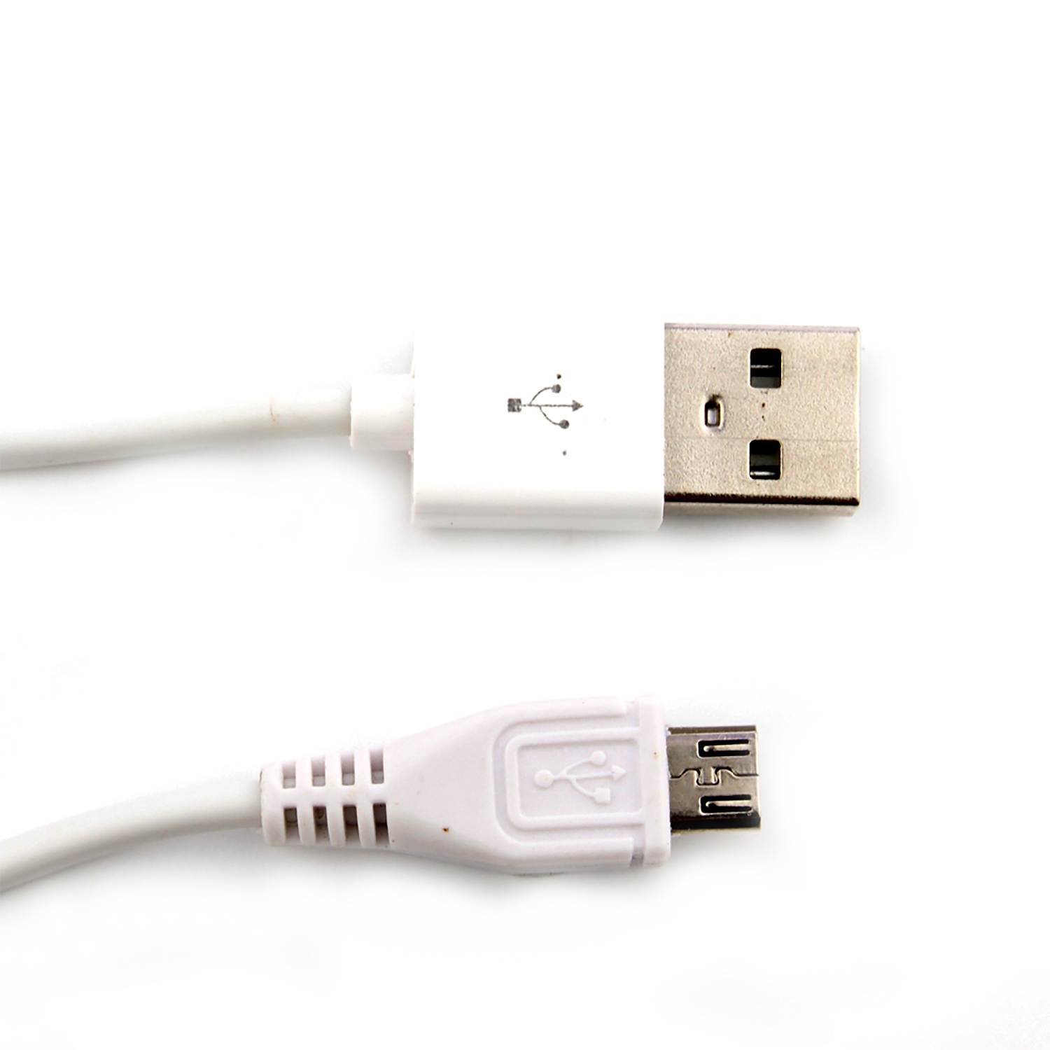 Due cavi USB bianchi: uno standard, uno micro. Entrambi su sfondo bianco.