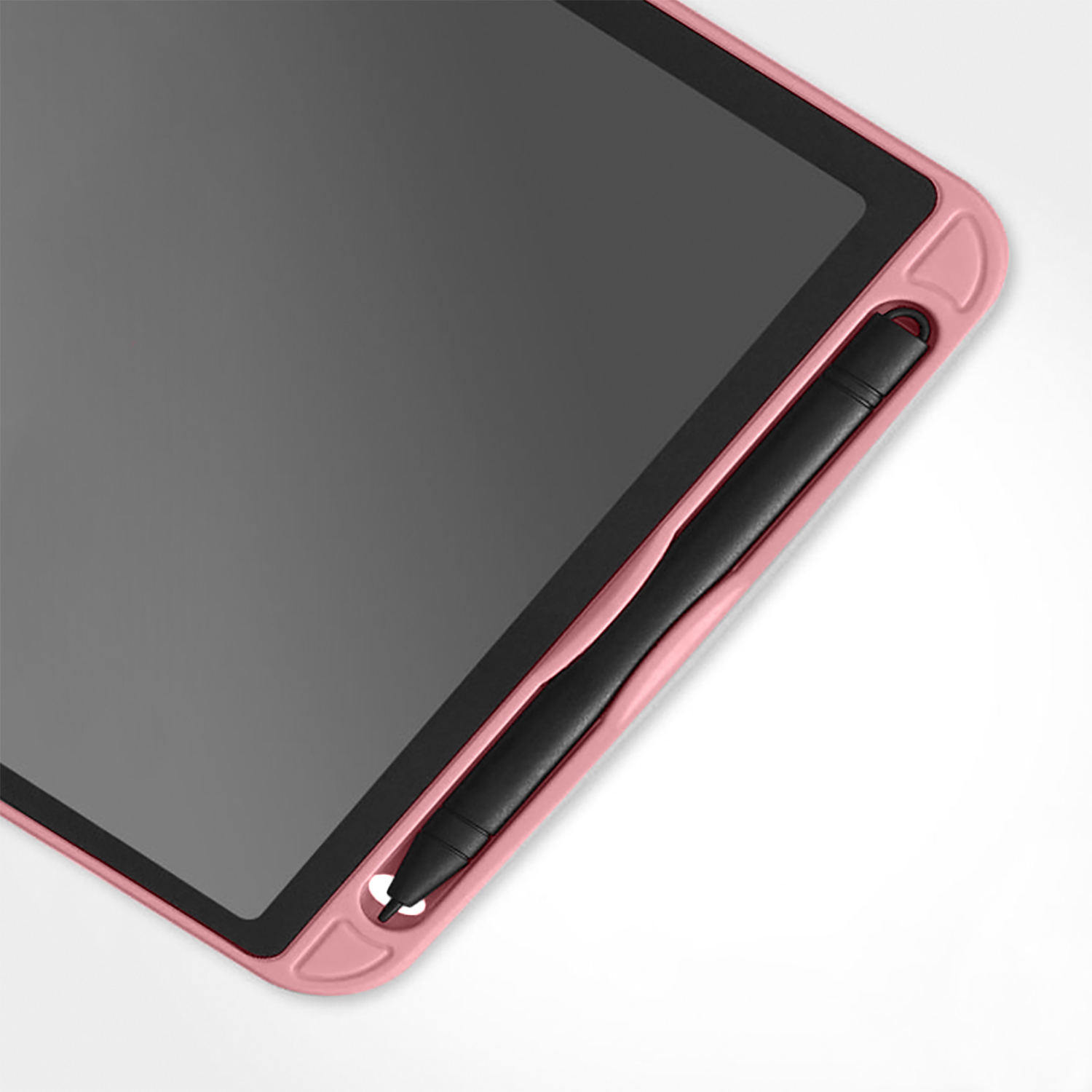 Una custodia per tablet rosa con uno stilo nero. Lo schermo del tablet è scuro, mostrando lo stilo nella custodia.