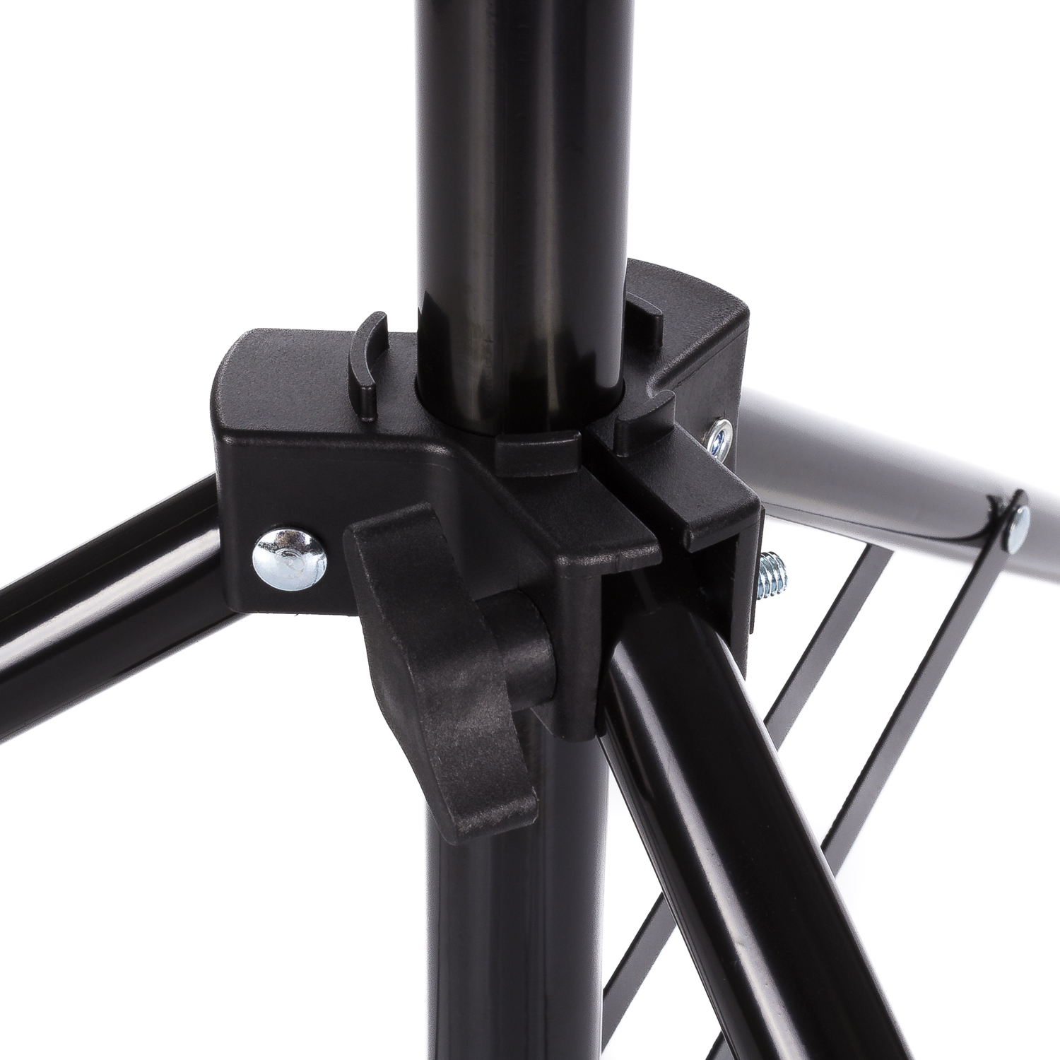 Primer plano de un ensamblaje de soporte metálico negro. Se ve una perilla, pernos y un soporte.