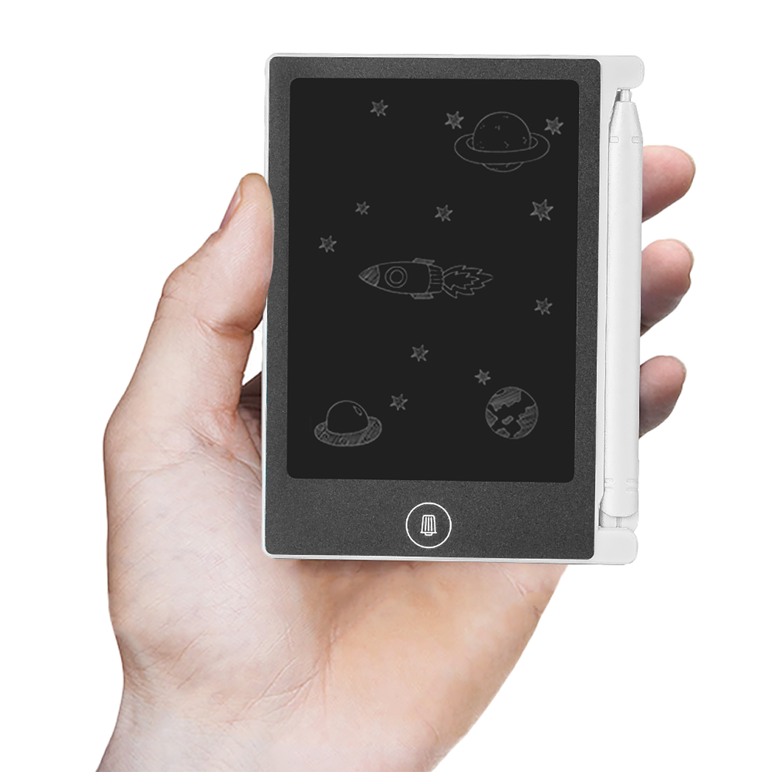 Una persona che tiene in mano un tablet da disegno bianco con scarabocchi a tema spaziale sullo schermo.