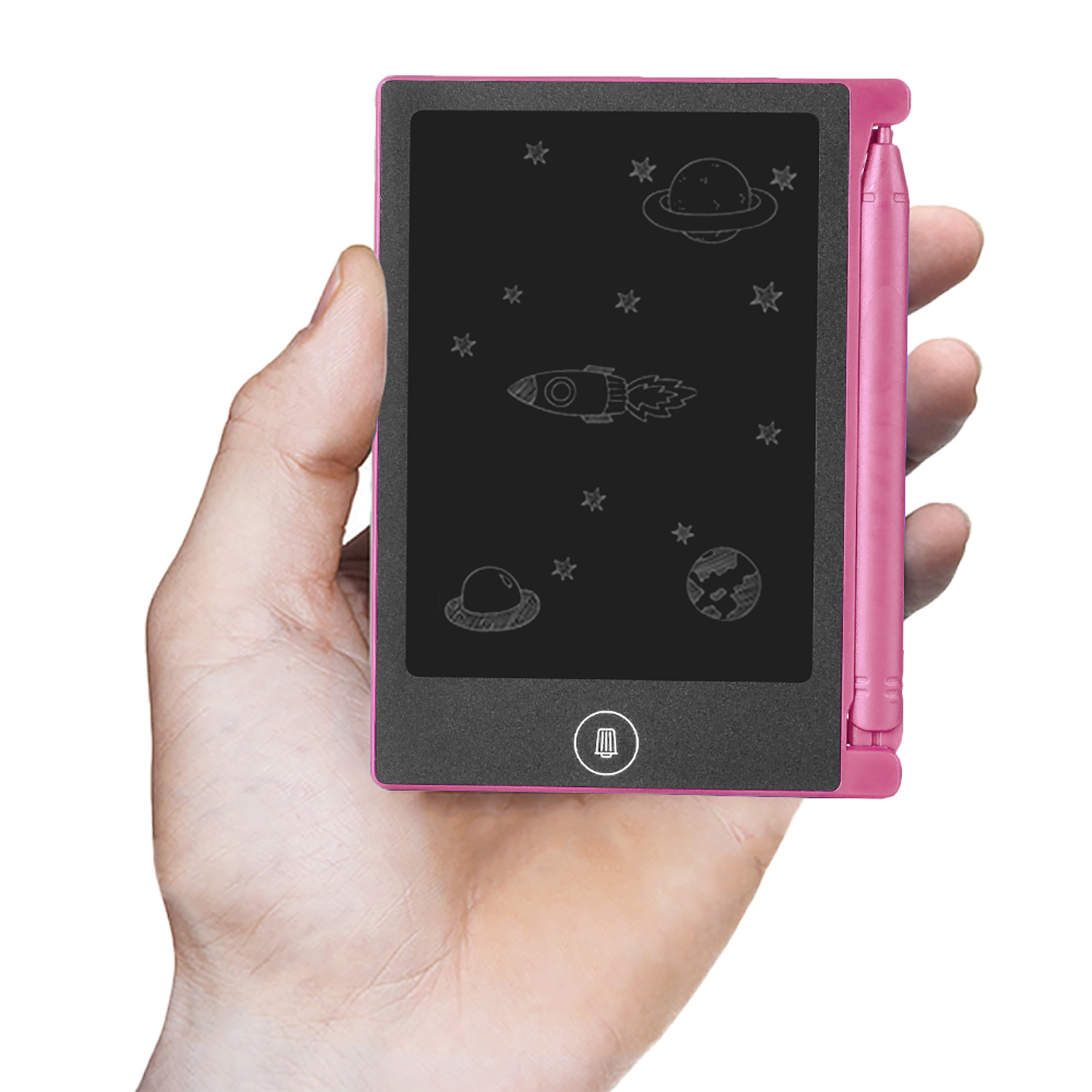 Una mano che tiene un tablet rosa con schermo nero. Si vedono disegni di un razzo, pianeti e stelle.