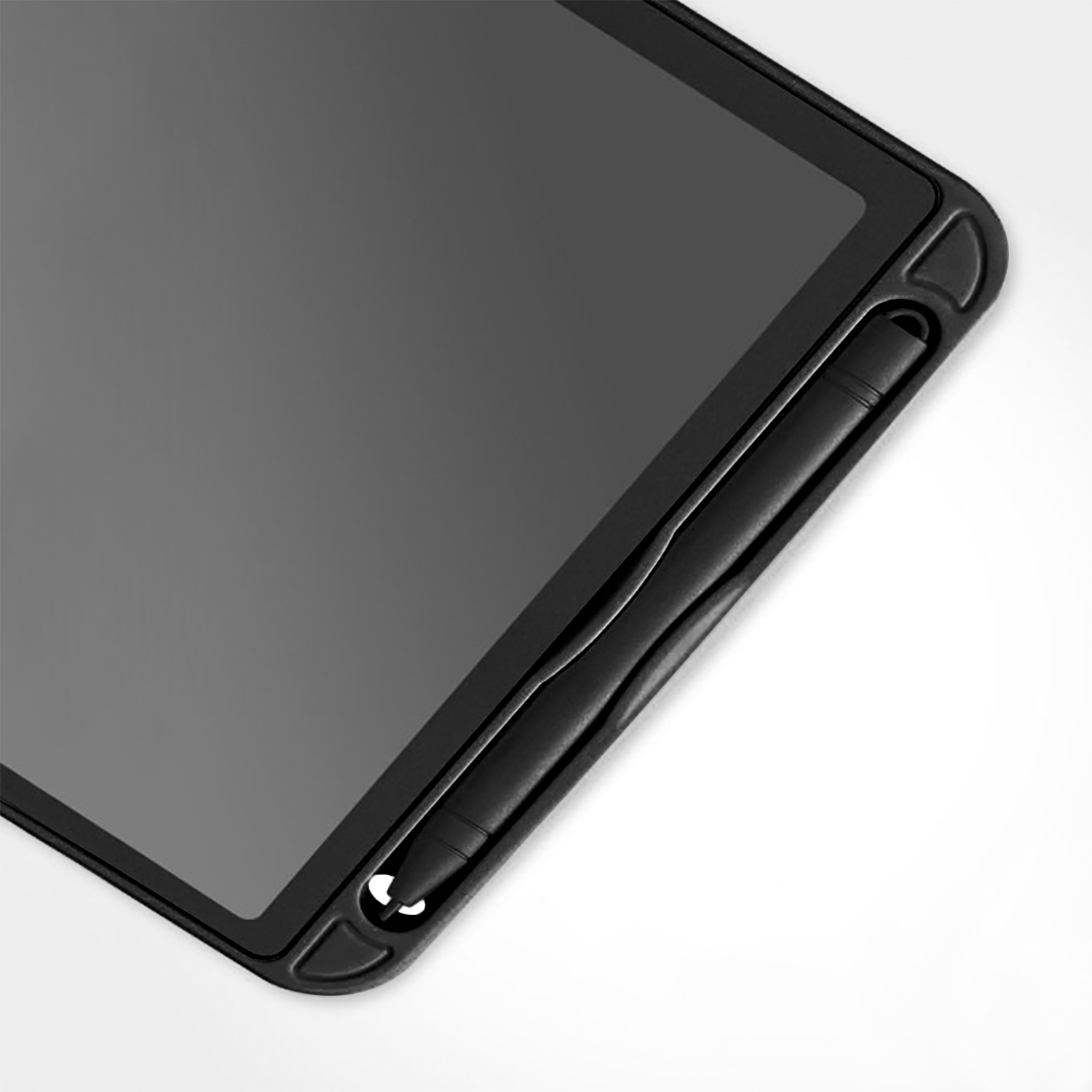 Tablet nero in una custodia e una penna nera. La custodia ha un bordo per tenere la penna.