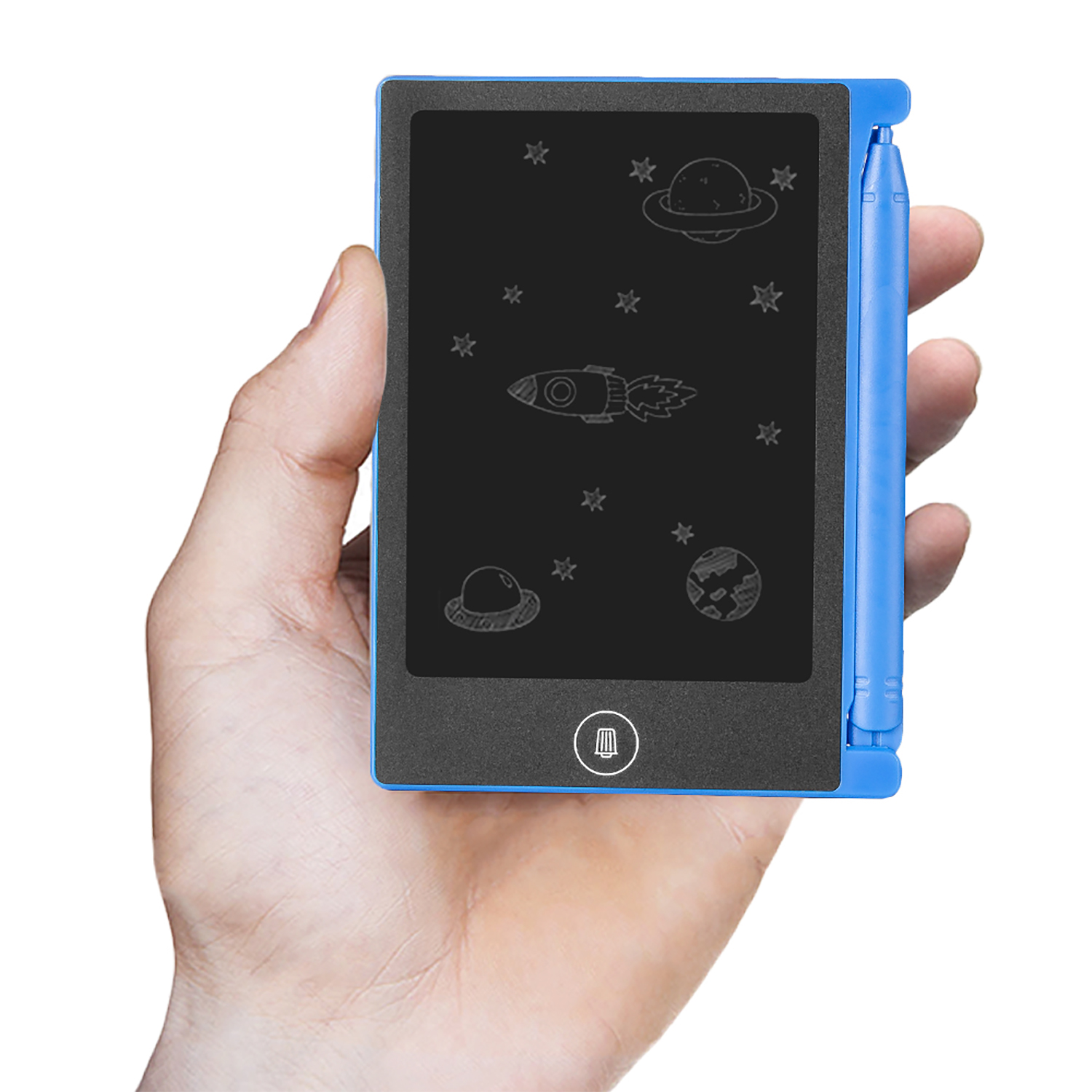Una mano che tiene un tablet da disegno blu con scarabocchi di pianeti e un razzo.